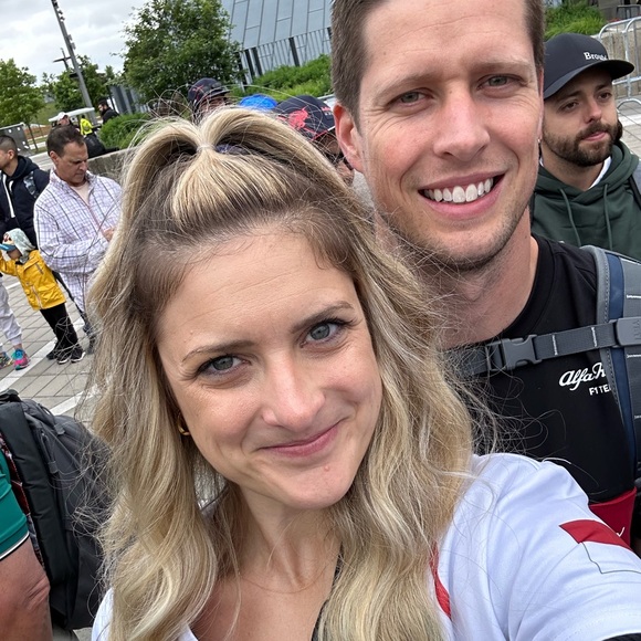 Meet your Posher, Kim! - Picture 1 of 5